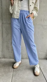 Pantalón de pijama con rayas verticales azules y blancas, corte recto y cintura elástica.