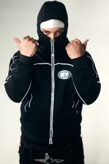 Campera hoodie negra con cierre frontal, bolsillos tipo canguro, capucha con cordón ajustable y detalles de ribete blanco. Presenta un logo con un globo terráqueo y el número 27 en el pecho y un estampado de una estrella con incrustaciones en la espalda.