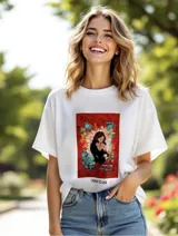 Remera blanca de algodón con corte holgado y estampa frontal de reproducción artística de la artista Carolina De Cunto sobre fondo rojo.