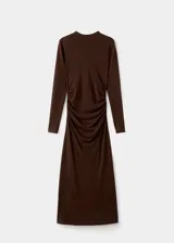 Vestido midi de punto fino color marrón chocolate, con cuello perkins, manga larga y diseño entallado con fruncidos laterales.