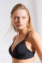 Soutien tipo triangulito con taza soft, confeccionado en tela lisa con delicados detalles de encaje en los bordes. Cuenta con breteles regulables.