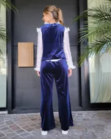 Pantalón de corte amplio y tiro medio, confeccionado en terciopelo color beige. Presenta cintura elástica con cordón ajustable y bolsillos laterales.