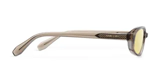 Lentes de sol con montura ovalada color camel translúcido y cristales amarillos. Cuentan con protección UV400 categoría 2, lentes polarizadas con recubrimiento resistente a rayones y tratamiento hidrofóbico.