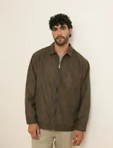 Campera de napa ecológica color marrón, con cierre frontal metálico, bolsillos laterales y cuello camisero.