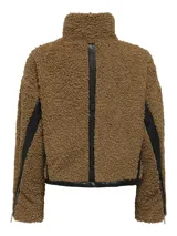 Campera de textura tipo teddy color marrón, con detalles en cuero sintético negro en el cuello, cierre frontal y mangas. Presenta cierre en los puños y diseño de corte recto.