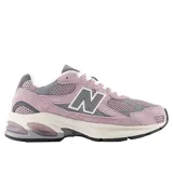 Championes urbanos New Balance modelo 2010, color rosado con detalles en gris y blanco. Confeccionados en una combinación de gamuza y malla, presentan el logo N característico en los laterales y una entresuela con tecnología de amortiguación visible en el talón.