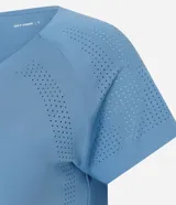 Remera deportiva de microfibra color blanco, con cuello redondo, mangas cortas y paneles laterales con perforaciones para mayor ventilación.