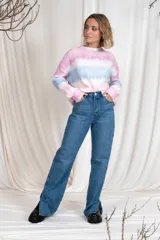 Pantalón de jean celeste de corte ancho, tiro alto y tajos en el ruedo.