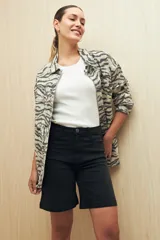 Bermuda de denim celeste, de tiro alto y largo a la rodilla.