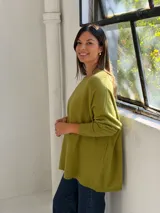 Sweater de punto color verde pistacho, con cuello redondo, mangas largas con puños ajustados y diseño holgado de corte oversize.