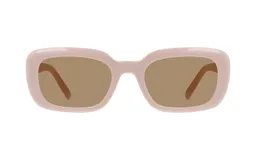 Lentes de sol Huesca modelo Alice, con marco rectangular de acetato color rosa pálido y lentes marrones.