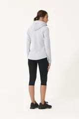 Campera gris melange de rústico de algodón, con cierre frontal, capucha y reguladores en la parte inferior.