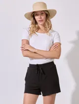 Short gris melange de algodón, con pretina ancha elastizada, lazo de ajuste y bolsillos delanteros y traseros.