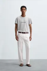 Camiseta de manga corta color gris jaspeado, corte slim fit, con cuello redondo y texto estampado en negro en el pecho que dice "EARTH NOISES".