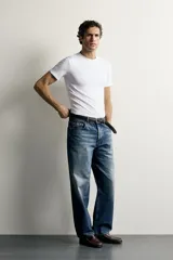 Camiseta slim fit de manga corta y cuello redondo en color gris.
