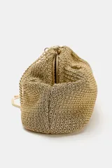 Bolso tipo sobre con acabado metalizado y diseño trenzado. Cuenta con una correa de cadena dorada extraíble, cierre mediante clip imantado y un bolsillo interior.