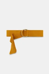 Cinturón ancho confeccionado en piel de ante, con diseño de hebilla metálica circular en tono dorado.