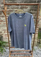 Remera de manga corta color blanco, con estampa frontal estilo pixel art de un vaso con limonada y la frase 'summer flavor'.