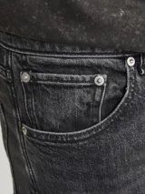 Jean de corte relaxed fit y tiro alto, con diseño clásico de cinco bolsillos. Confeccionado en denim de sarga color negro con efecto lavado.