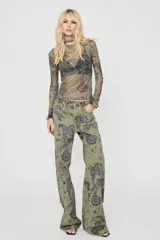 Pantalón de jean de corte recto y tiro alto, color verde militar, con estampado integral de flores y panteras en tono oscuro.