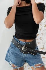 Short de jean celeste con lavado artesanal, corte extra wide, tiro alto y roturas en las piernas.