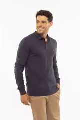 Sweater estilo polo de manga larga, confeccionado en una mezcla de algodón orgánico y cashmere. Presenta cuello polo con cierre de botones, puños y dobladillo acanalados, y logo bordado en el pecho.