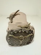 Cinturón de cuero color beige con hebilla metálica con diseño de cabeza de toro y detalles florales.