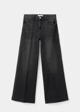 Jeans wide leg de tiro alto, color gris oscuro, con diseño largo, trabillas para cinto, cinco bolsillos tradicionales y cierre frontal con cremallera y botón.