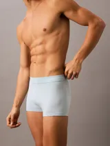 Pack de tres bóxers Calvin Klein de algodón elástico en azul, celeste y gris, con cintura elástica con el logo de la marca.