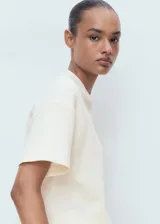 Camiseta de cuello redondo y manga corta con diseño recto y corte holgado.