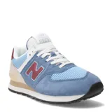 Championes urbanos New Balance modelo 574, con diseño en tonos azul, blanco y detalles en bordó. Confeccionados en una combinación de gamuza y malla, cuentan con el logo N característico en los laterales y entresuela con tecnología ENCAP para mayor amortiguación.