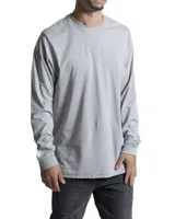 Remera de manga larga color gris claro, con cuello redondo y corte clásico. Presenta un pequeño detalle de etiqueta cosida en el puño de la manga derecha.