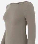 Suéter de punto ajustado en color marrón oscuro, con escote canoa y mangas largas que presentan una pequeña abertura en los puños. Diseño minimalista y versátil con acabado liso.