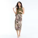 Pareo largo de playa con diseño estampado de temática tropical y selvática en tonos beige, verde y marrón, con detalles de animales y vegetación.