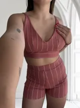 Conjunto de top y short color ladrillo con rayas verticales blancas. El top es corto, con escote en V y breteles finos. El short es tiro alto y ajustado.