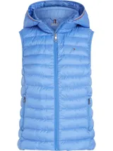 Chaleco acolchado celeste con capucha desmontable, cierre frontal con cremallera y dos bolsillos laterales con cremallera. Logo de Tommy Hilfiger bordado en el pecho.