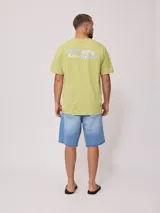 Bermuda de jean celeste con roturas y terminación desflecada.