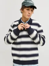 Polo tejido de manga larga con ajuste holgado, diseño a rayas horizontales en azul marino y blanco, cuello tipo polo con cierre de tres botones y puños acanalados.