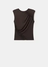 Musculosa marrón de cuello redondo y corte ajustado, con detalles de encaje transparente en el hombro derecho y en el lateral izquierdo.