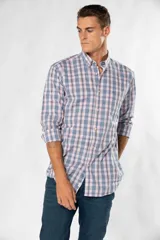 Camisa de manga larga con estampado de cuadros en tonos azules y verdes, cuello abotonado, cierre frontal con botones y bolsillo en el pecho con logo bordado.