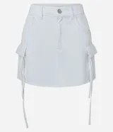 Minifalda blanca de sarga con bolsillos cargo laterales y lazo ajustable.
