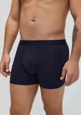 Pack de dos calzoncillos bóxer largos, uno negro y otro azul marino, confeccionados en algodón y elastano, con elástico personalizado en la cintura.