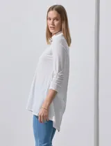 Camisola azul de manga tres cuartos, marca Rio & Rian. Cuello con solapa y abertura central con botones. Manga con detalle fruncido.