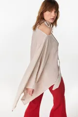 Blusa de lino italiano color negro, con diseño asimétrico de hombro descubierto y cuello tipo choker integrado, de manga larga amplia.