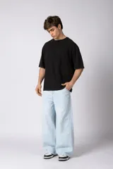 Remera de algodón gris con efecto acid wash, corte regular, mangas cortas y cuello redondo. Cuenta con un pequeño bordado tono sobre tono en el pecho y una etiqueta lateral distintiva de la marca en el ruedo.