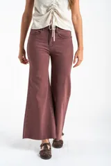 Pantalón de jean estilo wide leg de tiro alto, con corte recto y amplio, en color bordó con efecto lavado. Presenta bolsillos laterales y traseros, con ruedo desflecado.