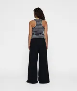 Musculosa ajustada a rayas horizontales blancas y negras, confeccionada en jersey de algodón orgánico acanalado.