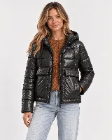 Campera puffer acolchada color beige, de diseño liviano, con capucha, cierre frontal negro y bolsillos delanteros con solapa.