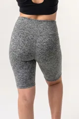 Biker deportiva de tiro alto color gris, confeccionada con tela técnica con fibra LYCRA® XTRA LIFE™. Presenta una faja abdominal de doble tela y elástico en la cintura para mayor ajuste y soporte.