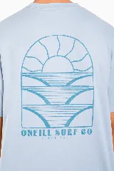 Remera celeste de manga corta y cuello redondo, con pequeño estampado tipográfico de la marca en el pecho.
